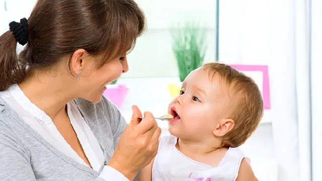 Bebê ainda sem esmalte de dente