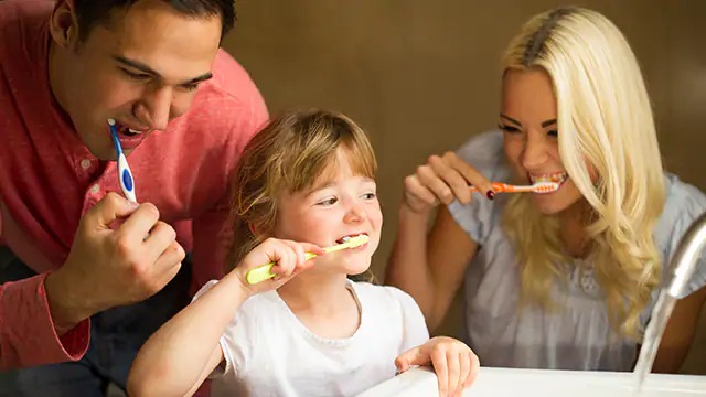 família escovando os dentes juntos