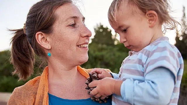 Bebê mostrando seus primeiros dentes