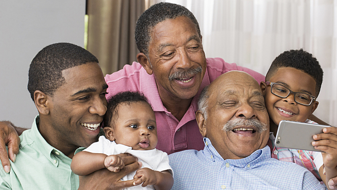 família sorrindo para foto de teléfono móvil