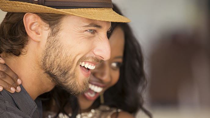 A casal compartilhando e sorrindo