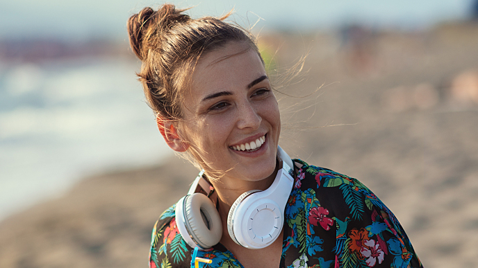 Mulher muito feliz na praia