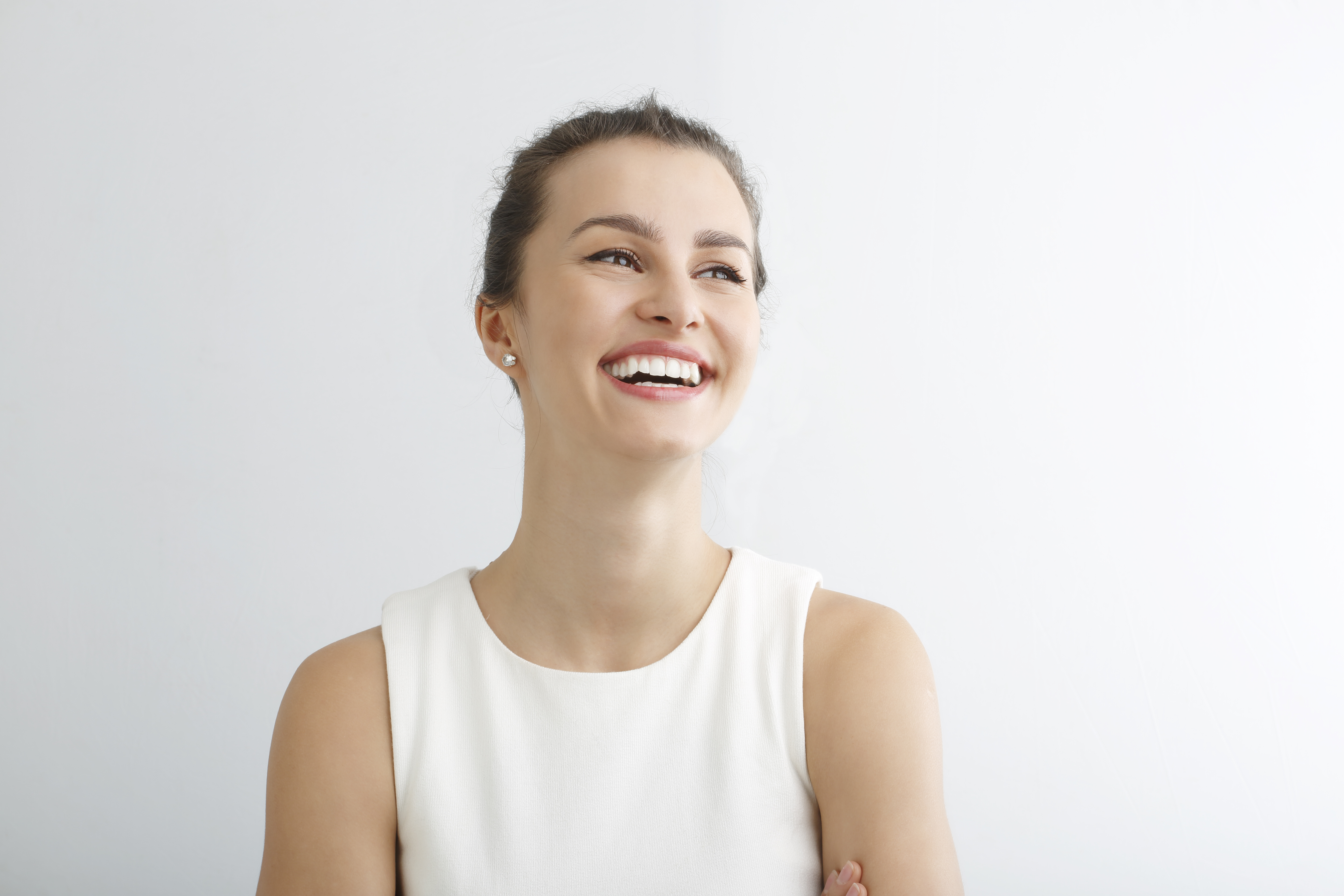 Mulher sorrindo sem gengiva vermelha