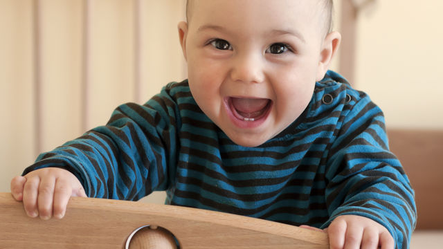 Bebê com dentes nascendo