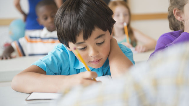 Criança estudando