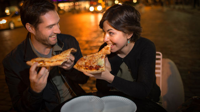 Casal comendo Pizza