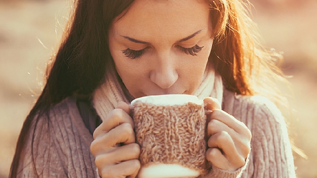 mulher bebendo uma xícara de café