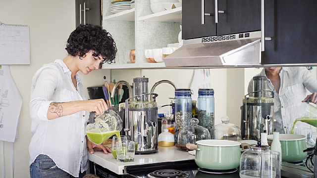 Mulher cozinhando alimentos saudáveis