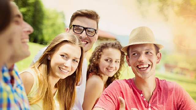 Pessoas sorrindo e compartilhando entre amigos