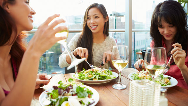 Amigas felizes comendo alimentos saudáveis