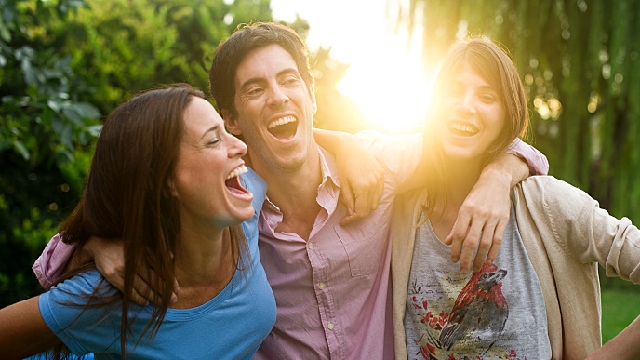 Pessoas sorrindo na bela tarde