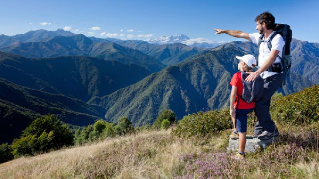 Pai e filho nas montanhas