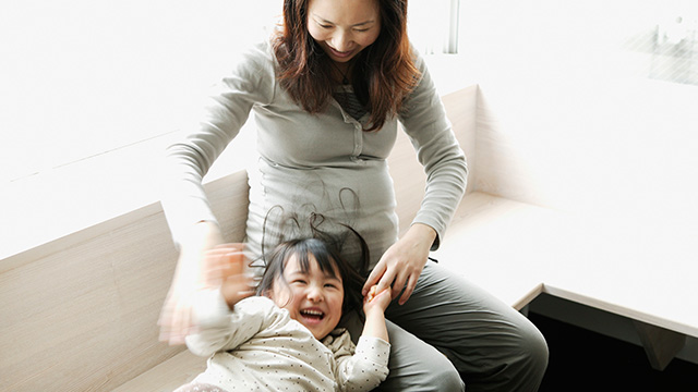 Mãe e filha sorrindo