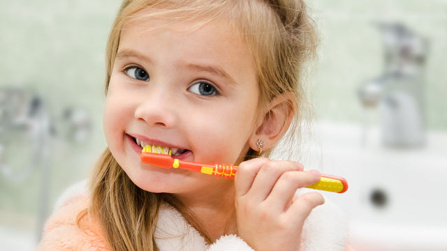 Criança escovando os dentes