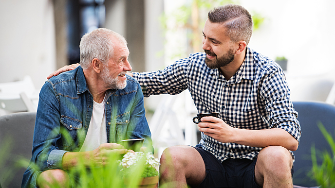 Homens falando sobre como a saúde bucal e as doenças cardíacas se conectam