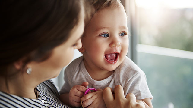 Mãe conferindo se o seu bebê tem cárie de mamadeira 