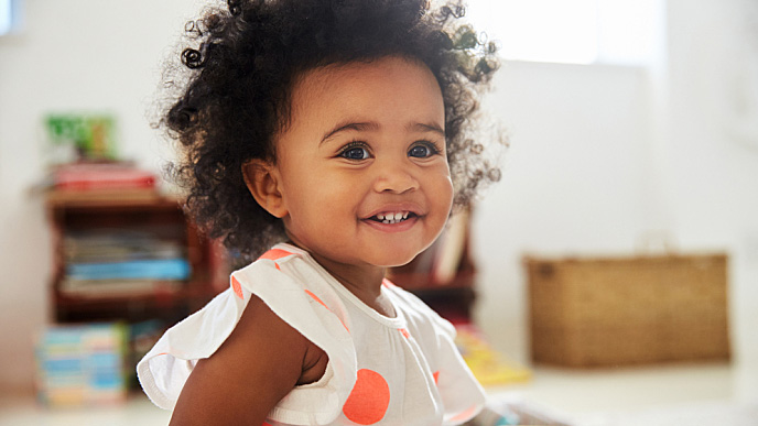 menina sorrindo com os primeiros dentes de leite