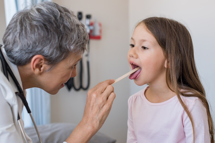 dentista examinando os dentes de uma menina