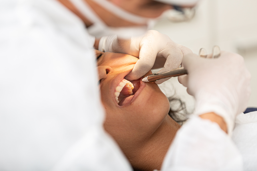 mulher sendo vista no consultório do dentista