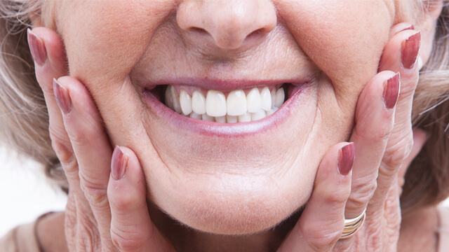 Dentista, atendendo ao paciente.