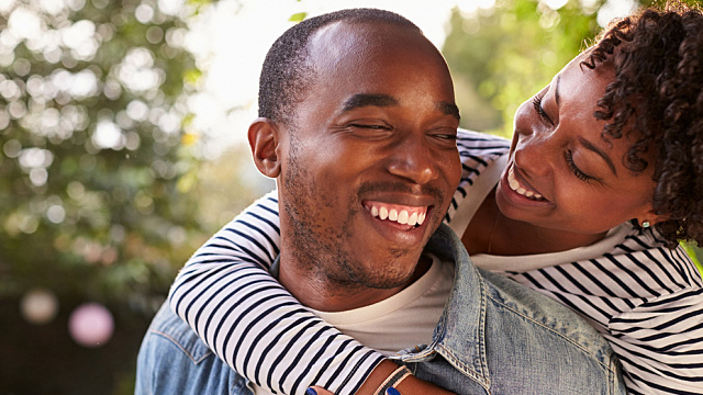 Um jovem casal abraçado ao ar livre