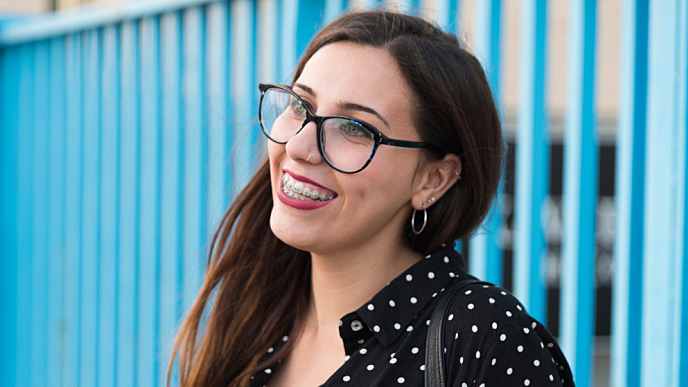 Mulher feliz sorrindo depois de uma cirurgia ortognática