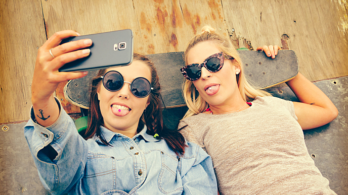 amigas com piercing na língua tirando selfie