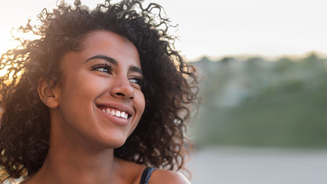 mulher sorrindo na câmara