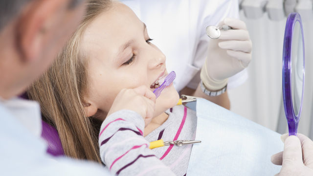 Menina visita o dentista