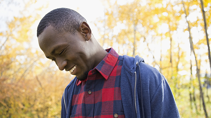 homem sorrindo no jardim