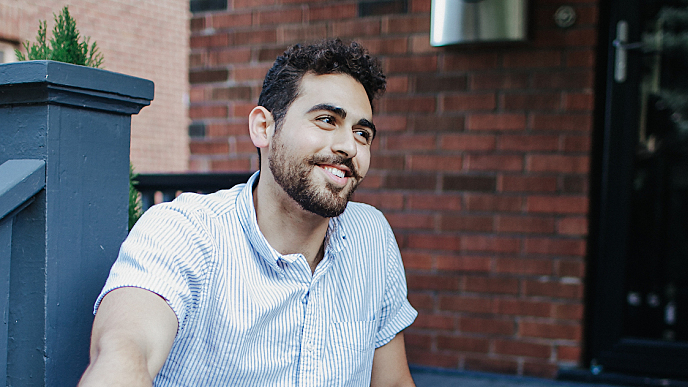 homem jovem com sorriso bonito