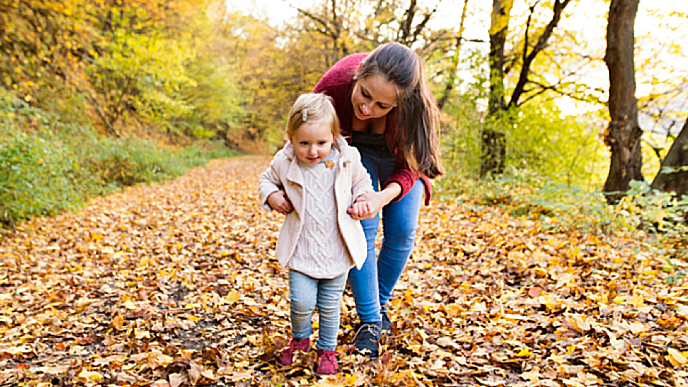 mãe e filha andando na floresta no outono