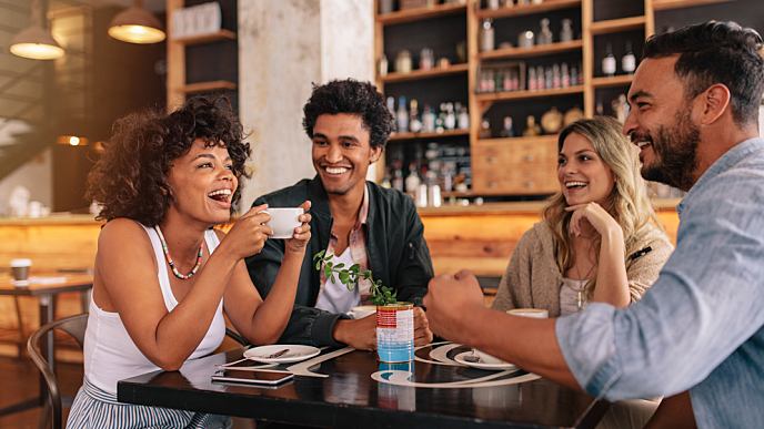 Amigos tomando café