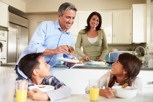 Família tomando café da manhã 