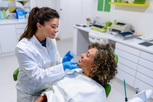 Mulher fazendo limpeza dental