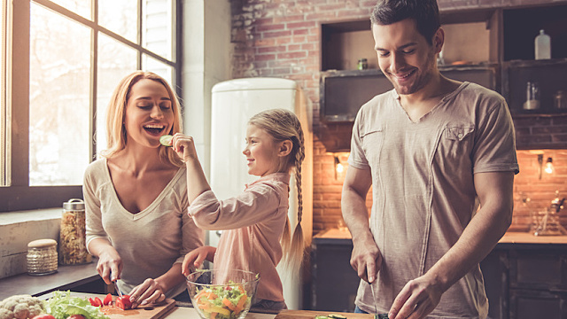 jovem família cozinhando