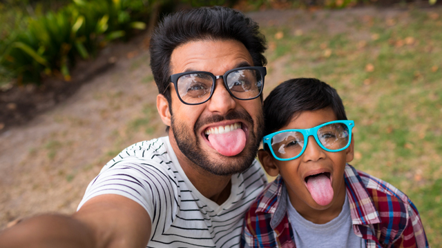 Pai e filho de óculos sorrindo